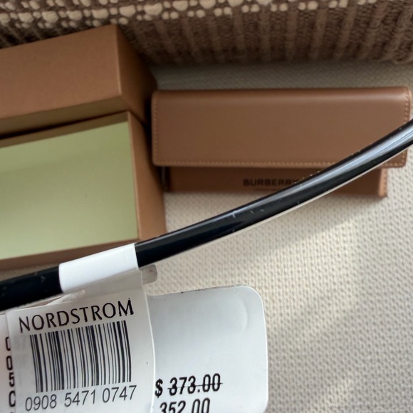 Burberry Black Cat-Eye Sunglasses NWT - Picture 7 of 9